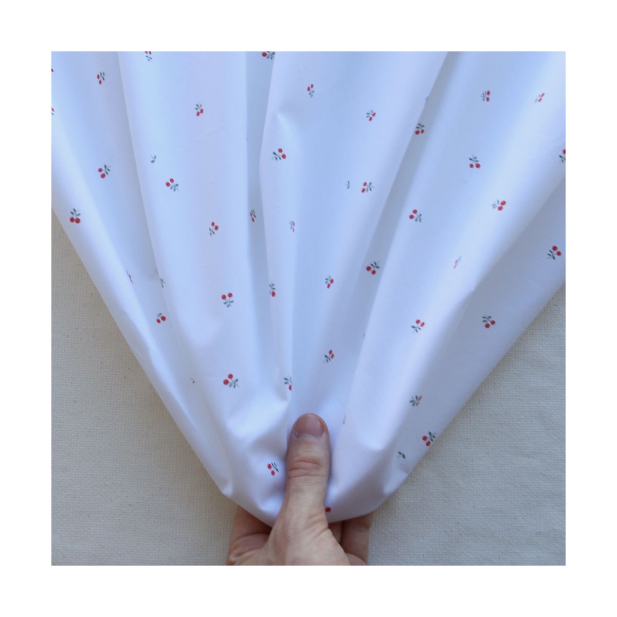 Popeline de coton BIO fond blanc mini cerises