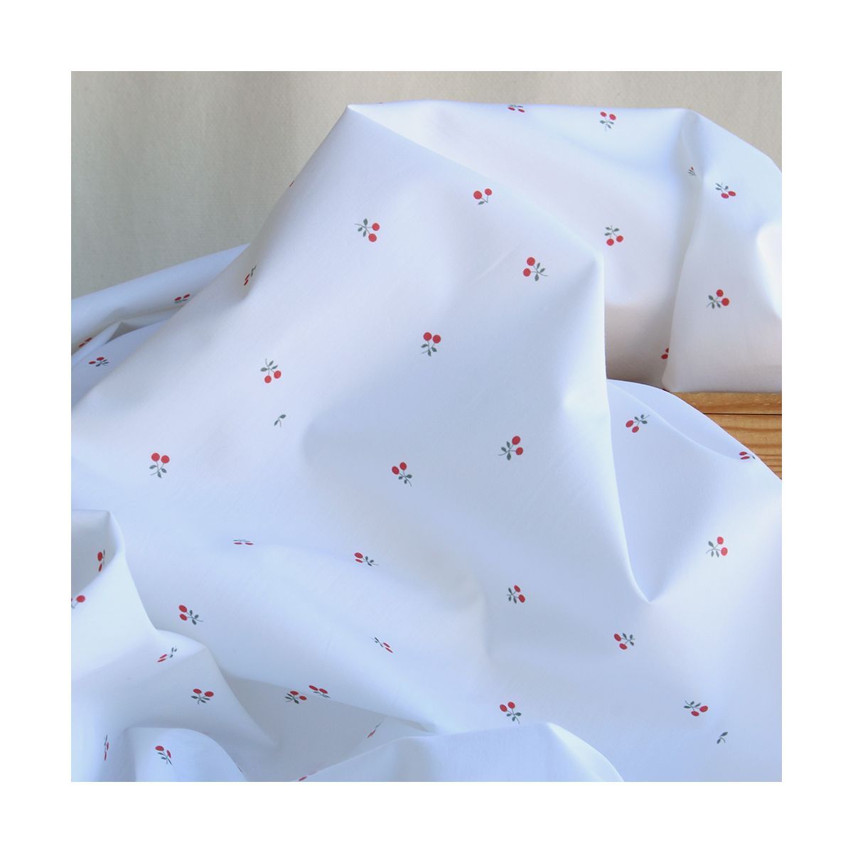 Popeline de coton BIO fond blanc mini cerises