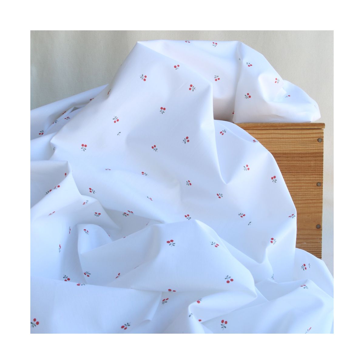 Popeline de coton BIO fond blanc mini cerises