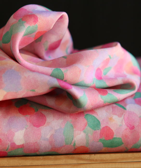 Rosine - Viscose satinée imprimé abstrait rose