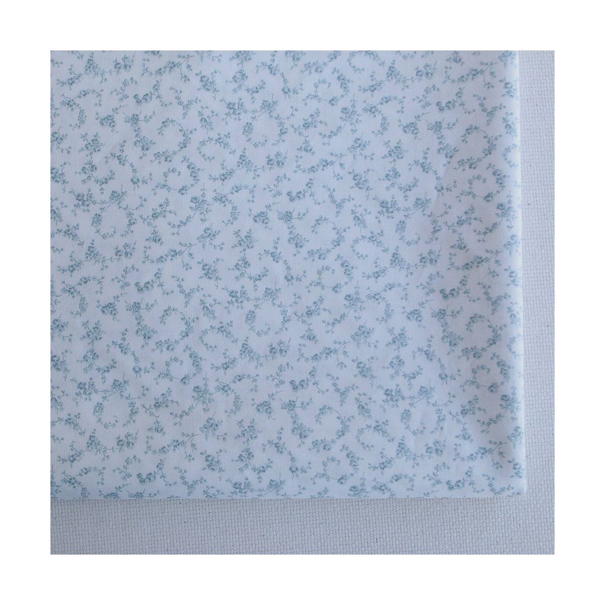 Sakura - Popeline de coton douce qualité SWEET fond lait petit fleuri bleu tendre
