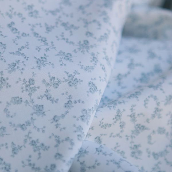 Sakura - Popeline de coton douce qualité SWEET fond lait petit fleuri bleu tendre 2