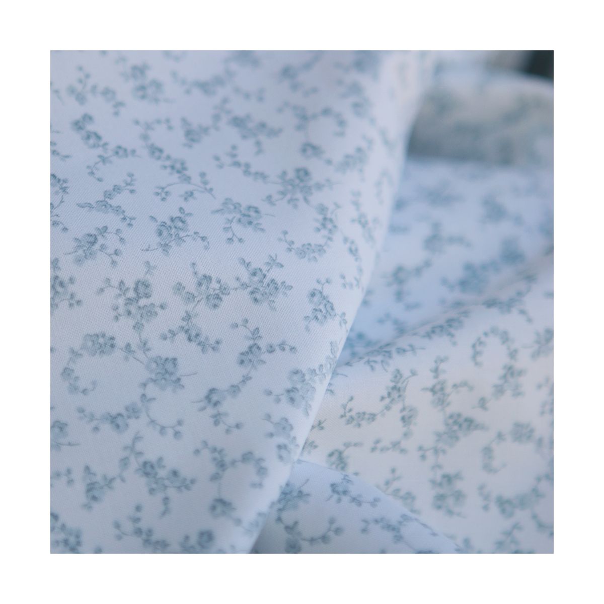 Sakura - Popeline de coton douce qualité SWEET fond lait petit fleuri bleu tendre