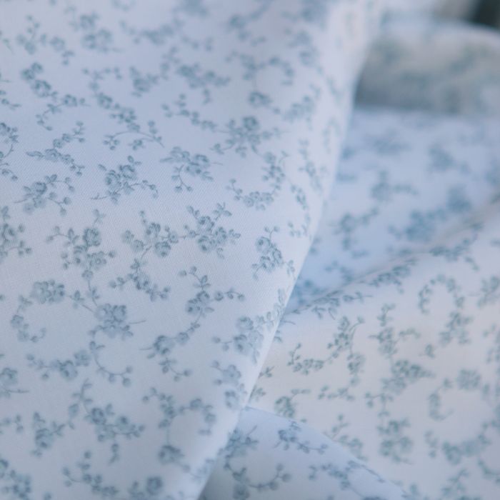 Sakura - Popeline de coton douce qualité SWEET fond lait petit fleuri bleu tendre