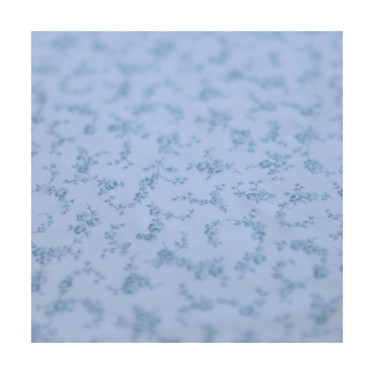 Sakura - Popeline de coton douce qualité SWEET fond lait petit fleuri bleu tendre