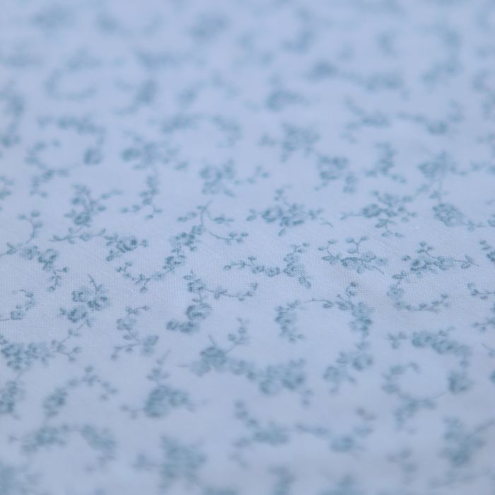 Sakura - Popeline de coton douce qualité SWEET fond lait petit fleuri bleu tendre