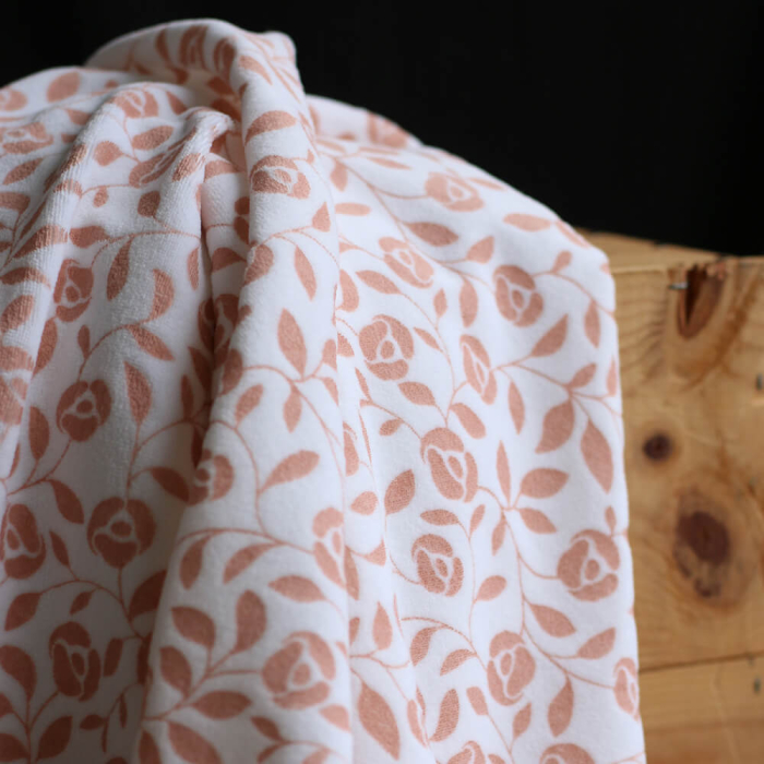 Velours de coton Nicky fond blanc lait motif argile rose