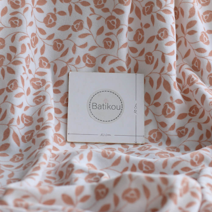 Velours de coton Nicky fond blanc lait motif argile rose