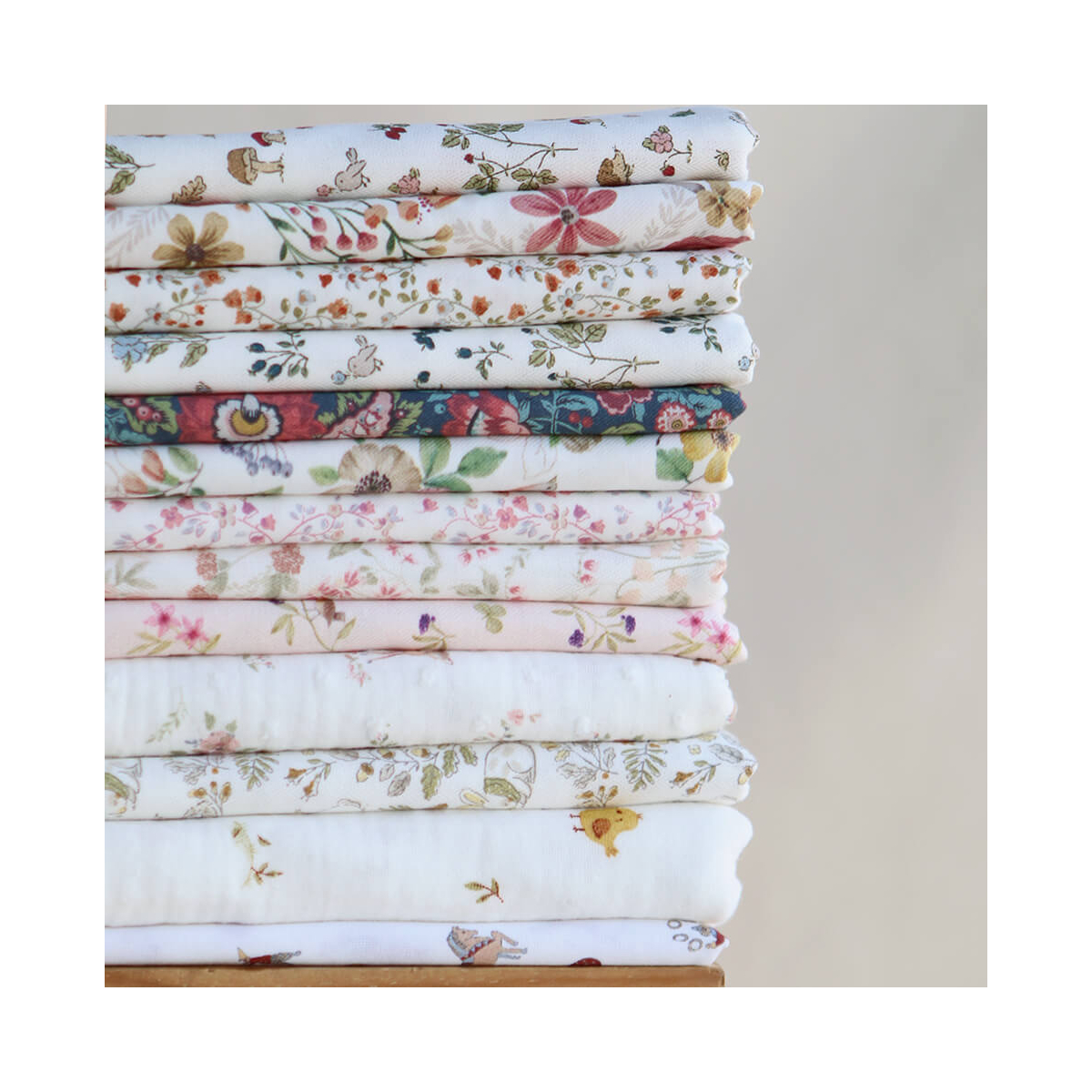 Carlito - Double gaze de coton motif fond blanc motif poussin