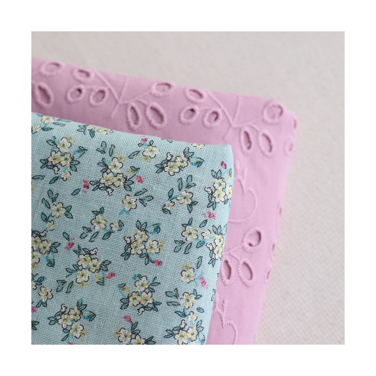 Lin et coton fond jade motif petit fleuri