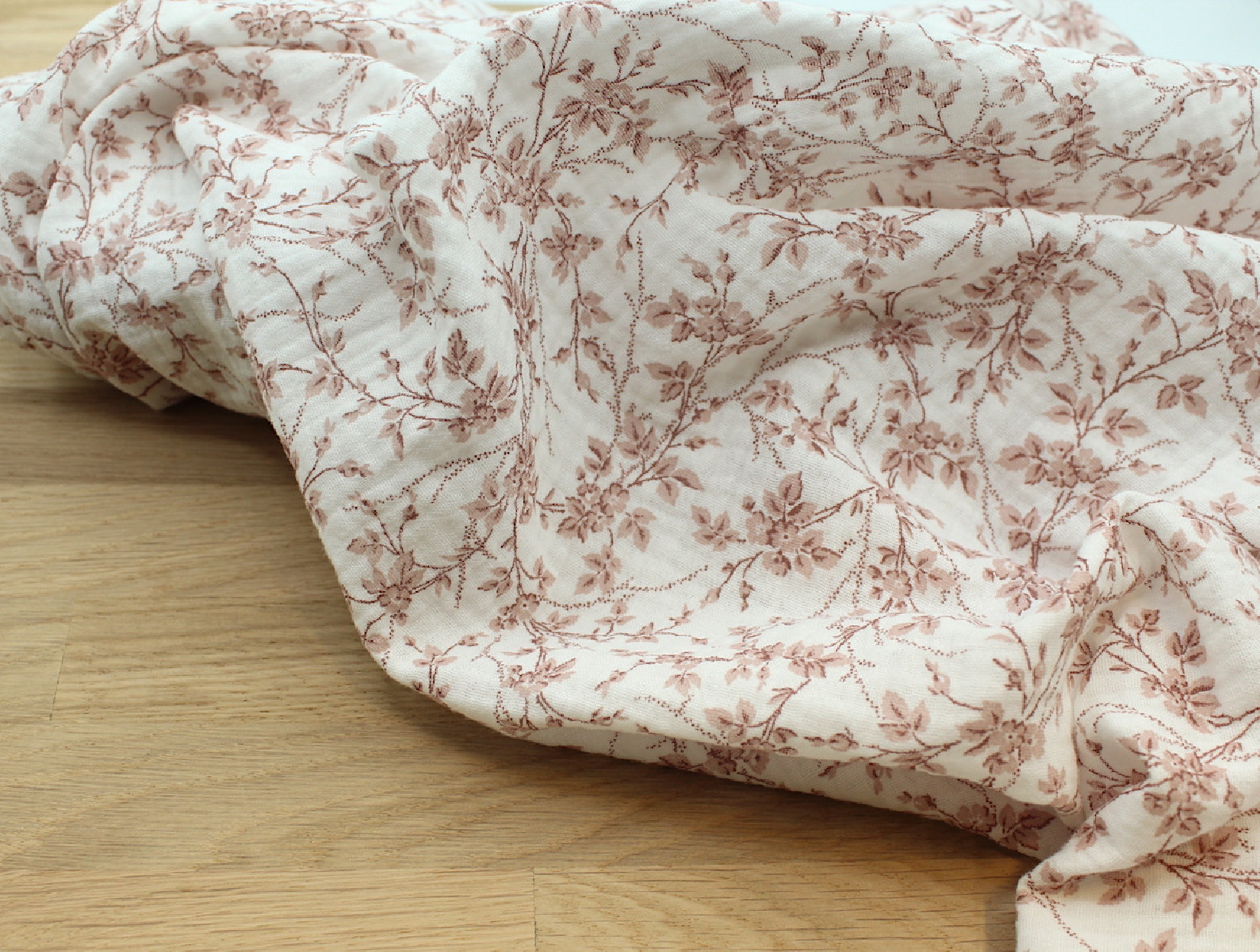 Adele - Double gaze de coton BIO motif fleuri vieux rose