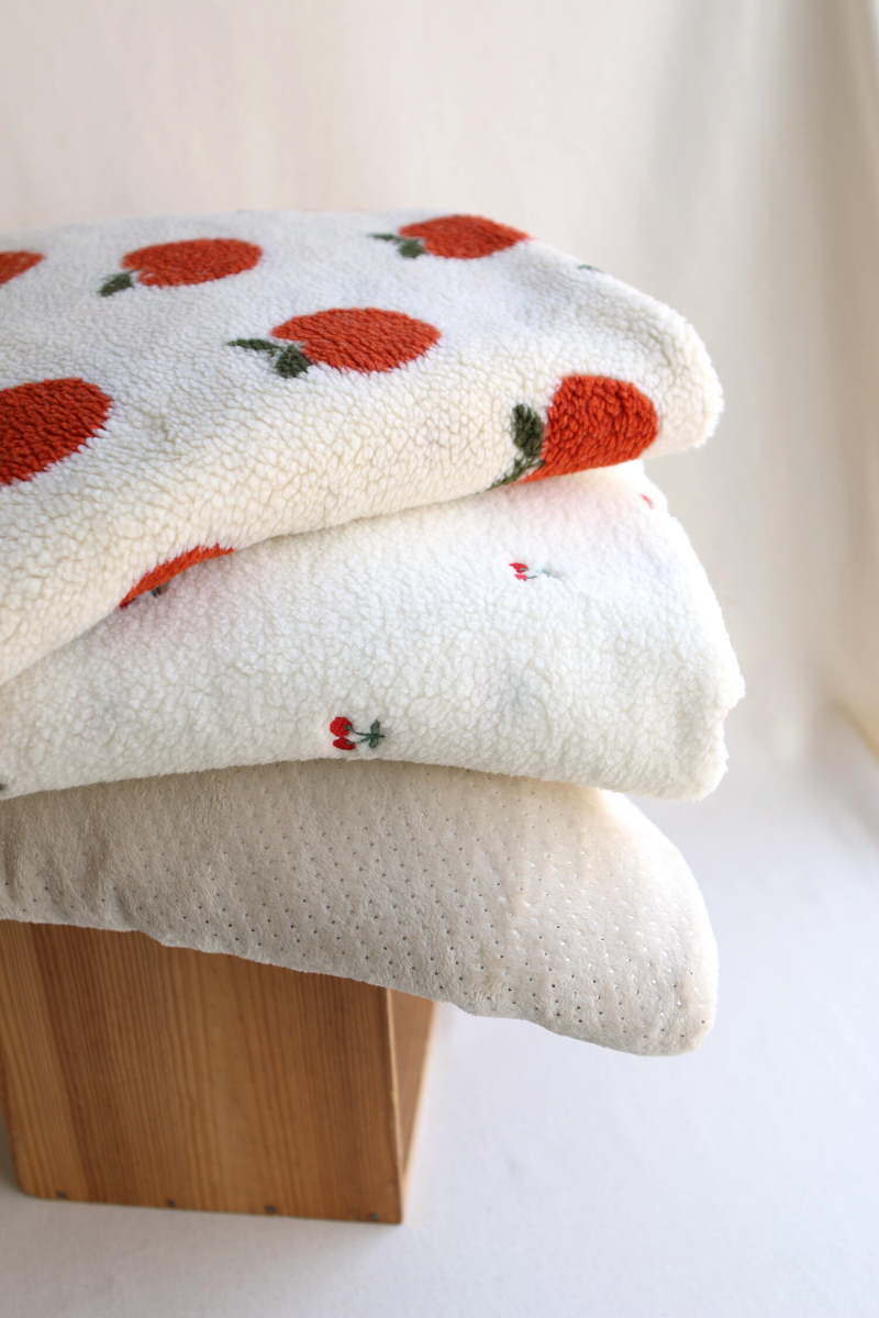 Teddy / moumoute bouclé fond écru motif pommes