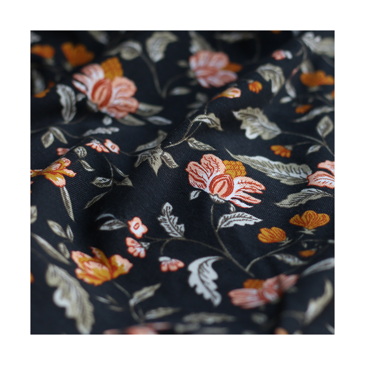 Jersey bambou coton à motif fleuri automne fond noir