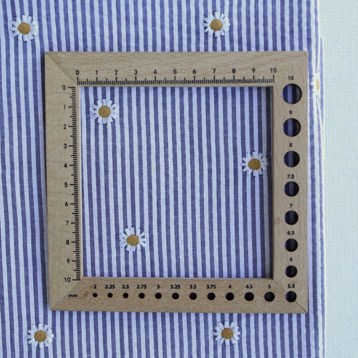 Seersucker / Coton gaufré rayé blanc et bleu marine broderie marguerite
