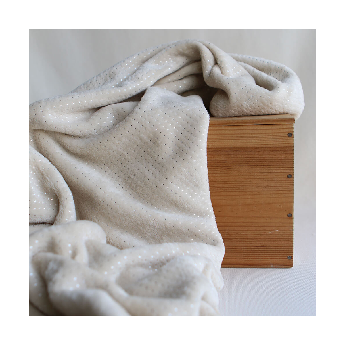 Polaire douce beige motif pois argentés