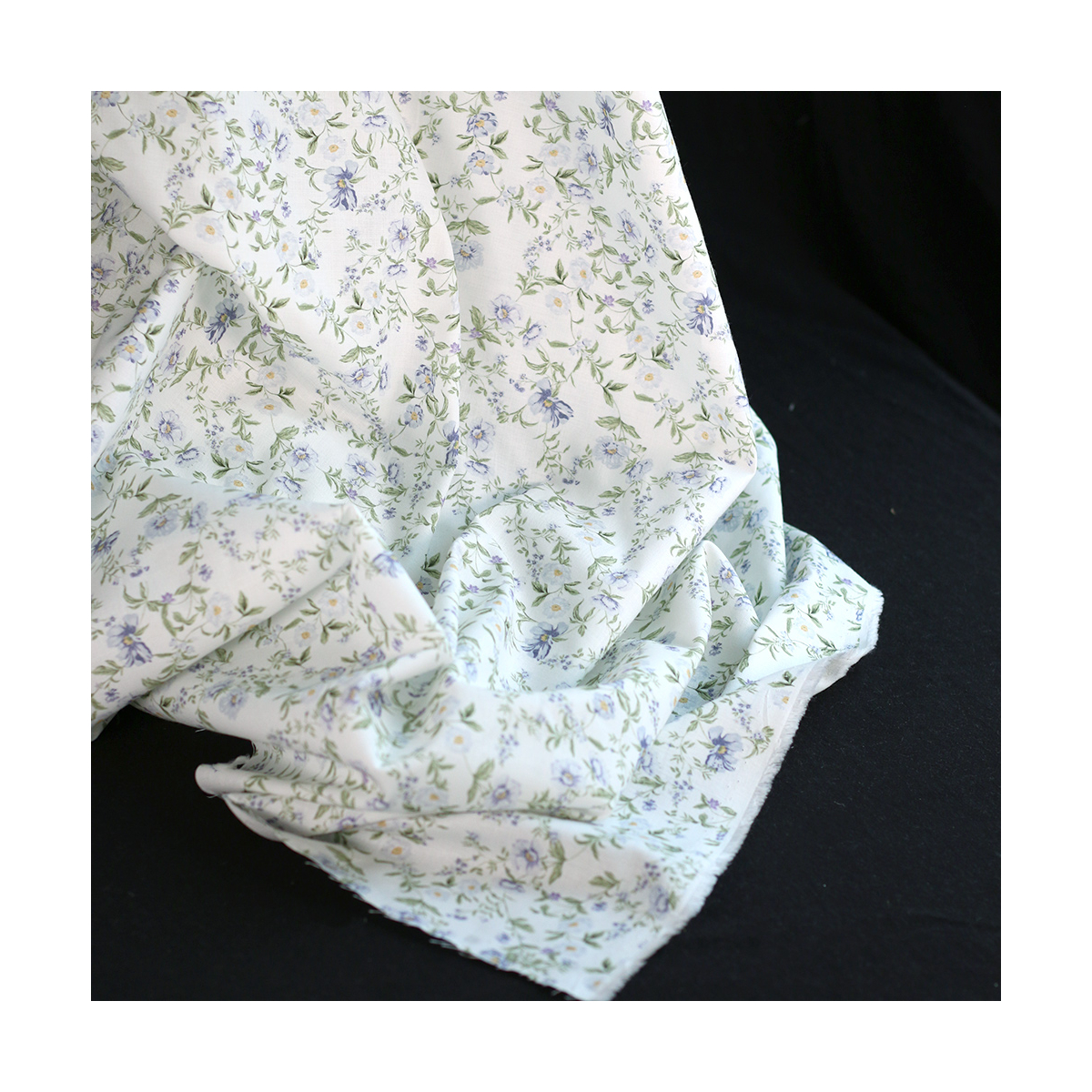 Romy - Popeline douce coton organique fond lait imprimé fleuri bleu
