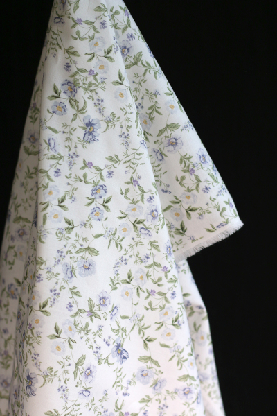 Romy - Popeline douce coton organique fond lait imprimé fleuri bleu 2