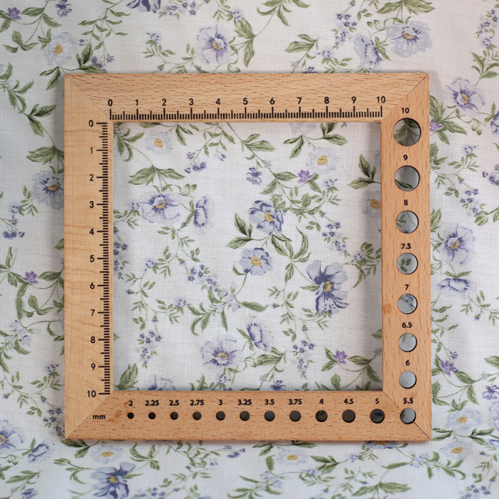 Romy - Popeline douce coton organique fond lait imprimé fleuri bleu