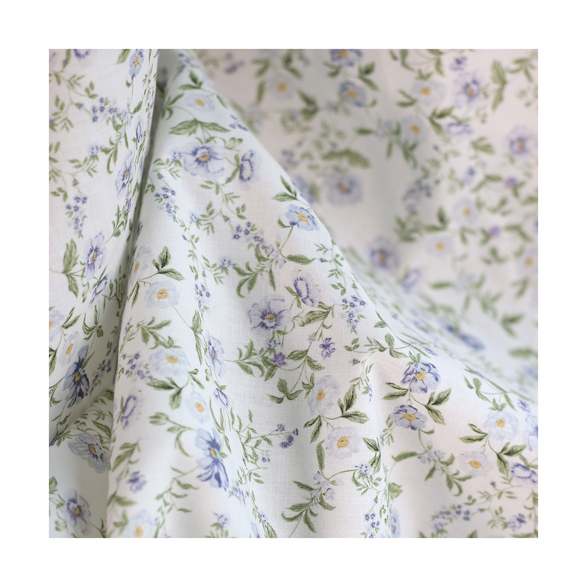 Romy - Popeline douce coton organique fond lait imprimé fleuri bleu