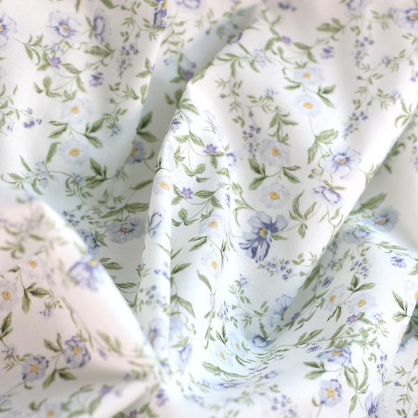 Romy - Popeline douce coton organique fond lait imprimé fleuri bleu