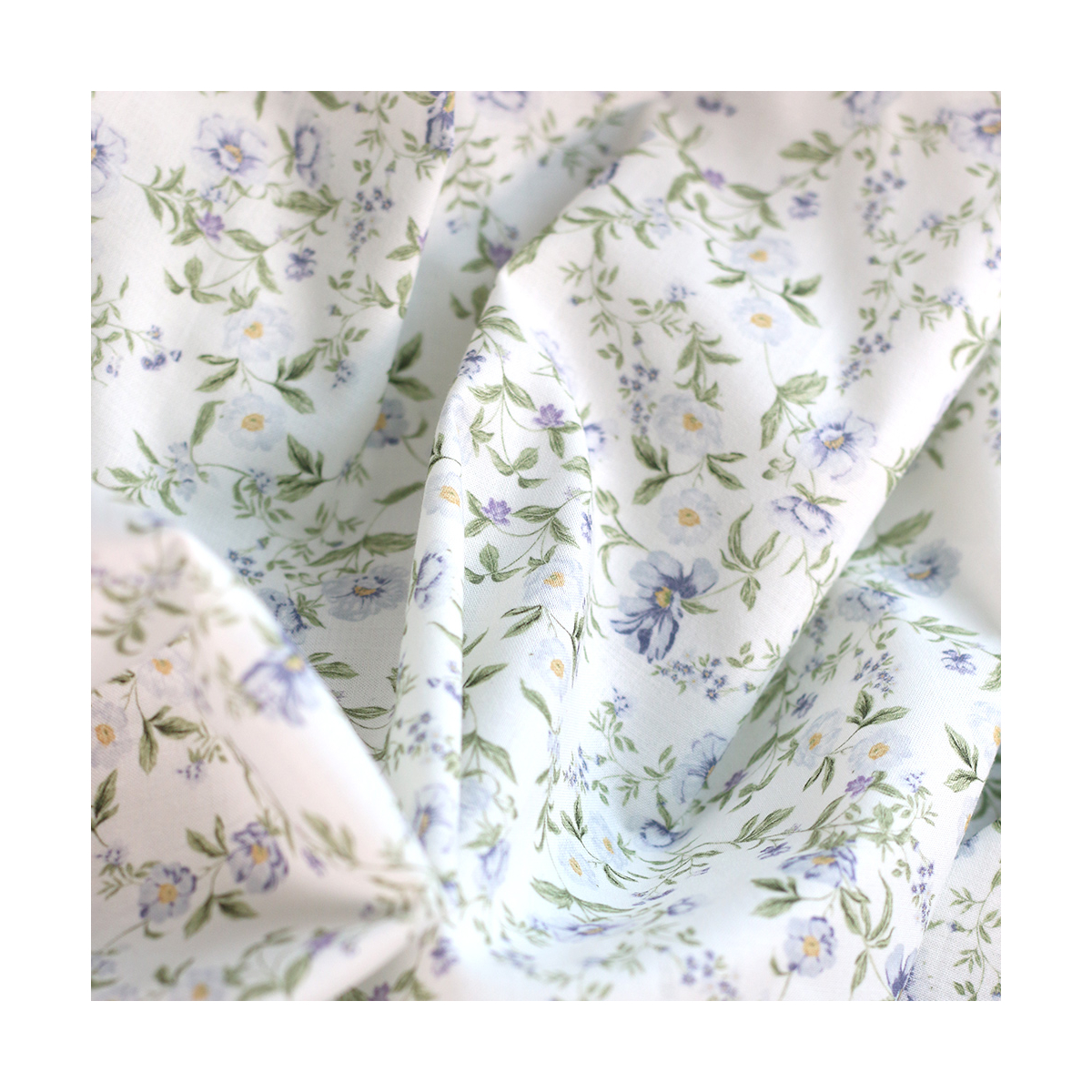 Romy - Popeline douce coton organique fond lait imprimé fleuri bleu