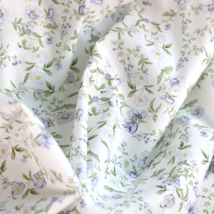 Romy - Popeline douce coton organique fond lait imprimé fleuri bleu
