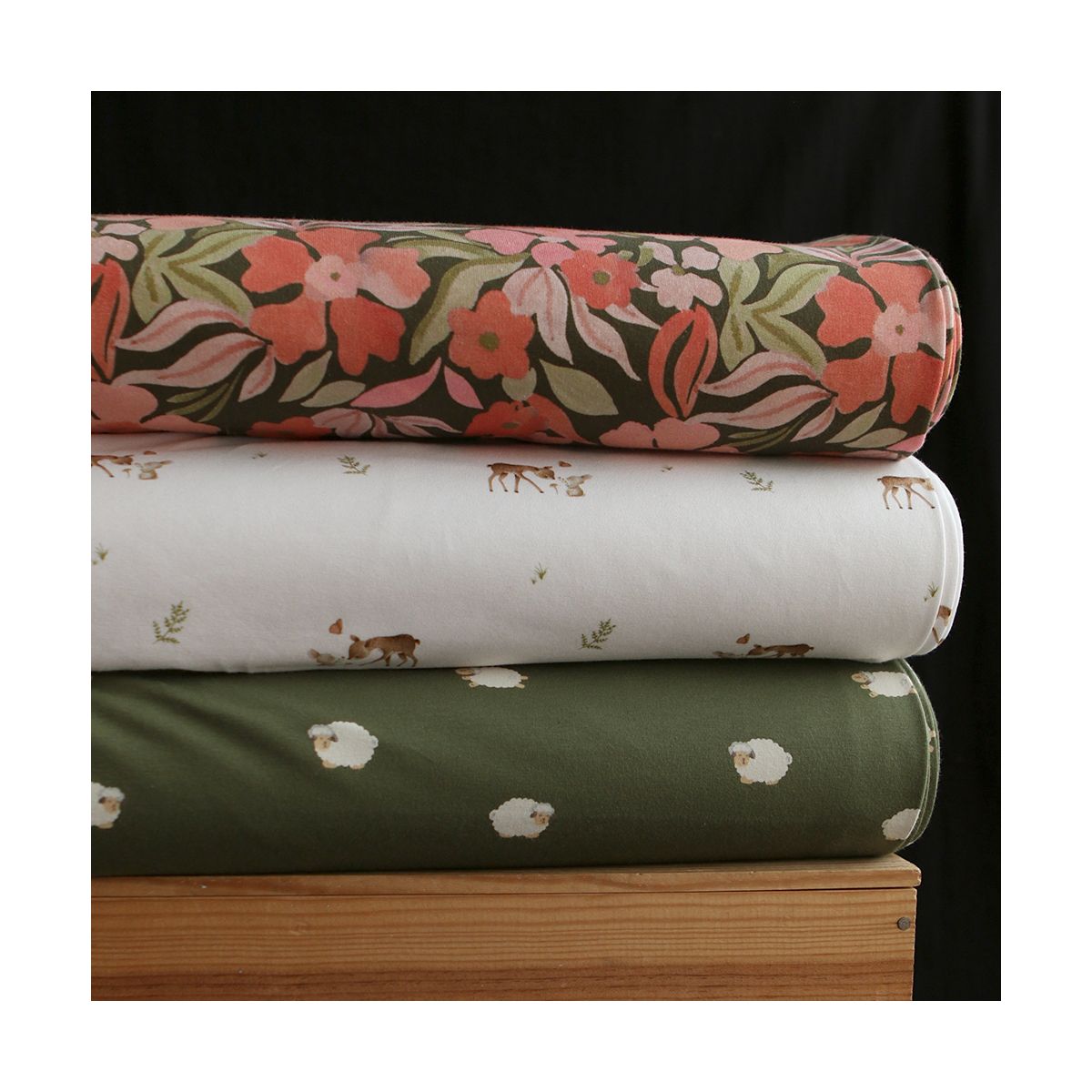 Jersey de coton fond vert olive imprimé petits moutons