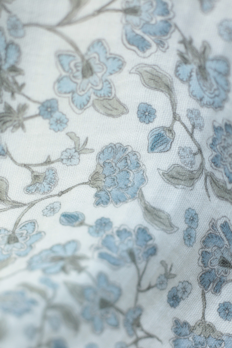 Kali - Double gaze de coton BIO blanc lait motif fleuri bleu Tissus issus de l'agriculture biologique  - 9