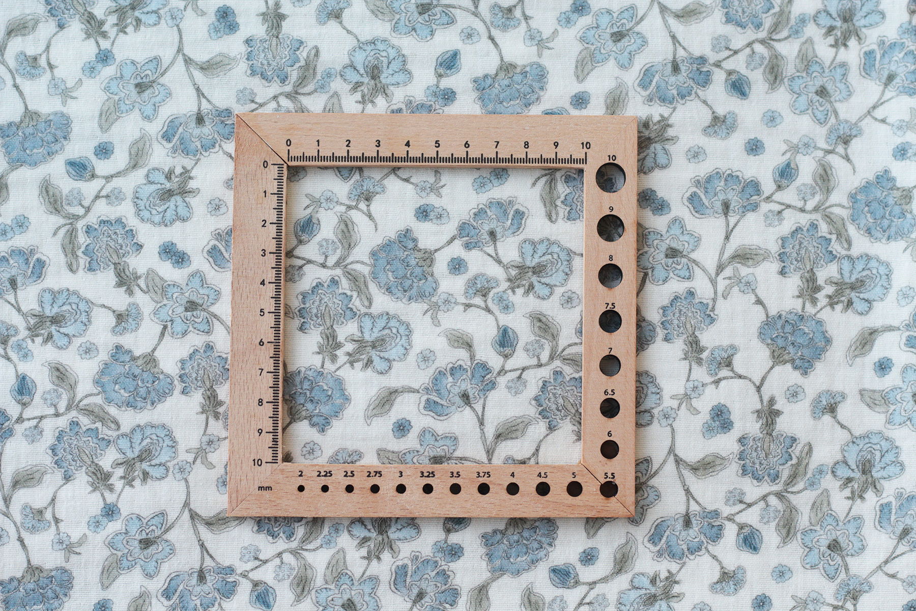 Kali - Double gaze de coton BIO blanc lait motif fleuri bleu Tissus issus de l'agriculture biologique  - 10