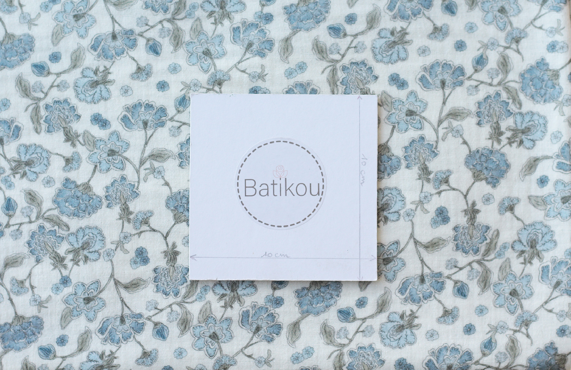 Kali - Double gaze de coton BIO blanc lait motif fleuri bleu Tissus issus de l'agriculture biologique  - 11