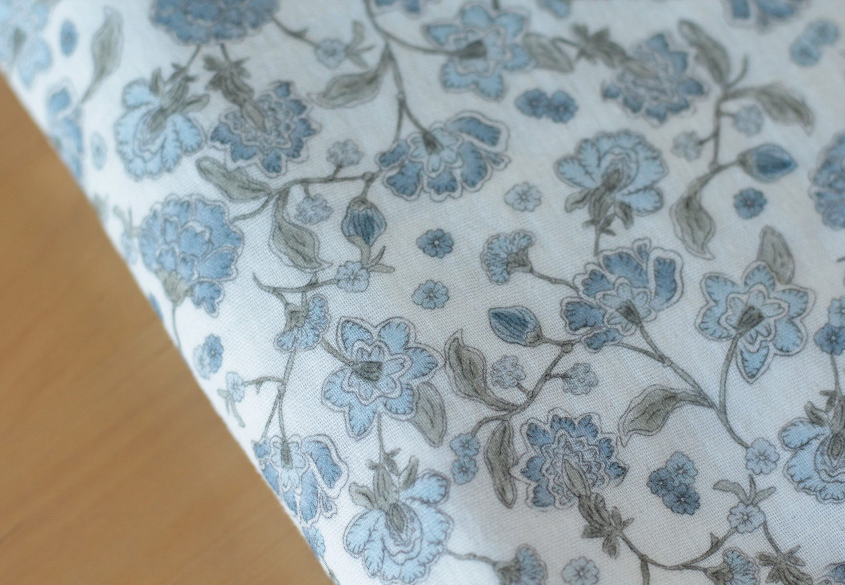 Kali - Double gaze de coton BIO blanc lait motif fleuri bleu Tissus issus de l'agriculture biologique  - 12