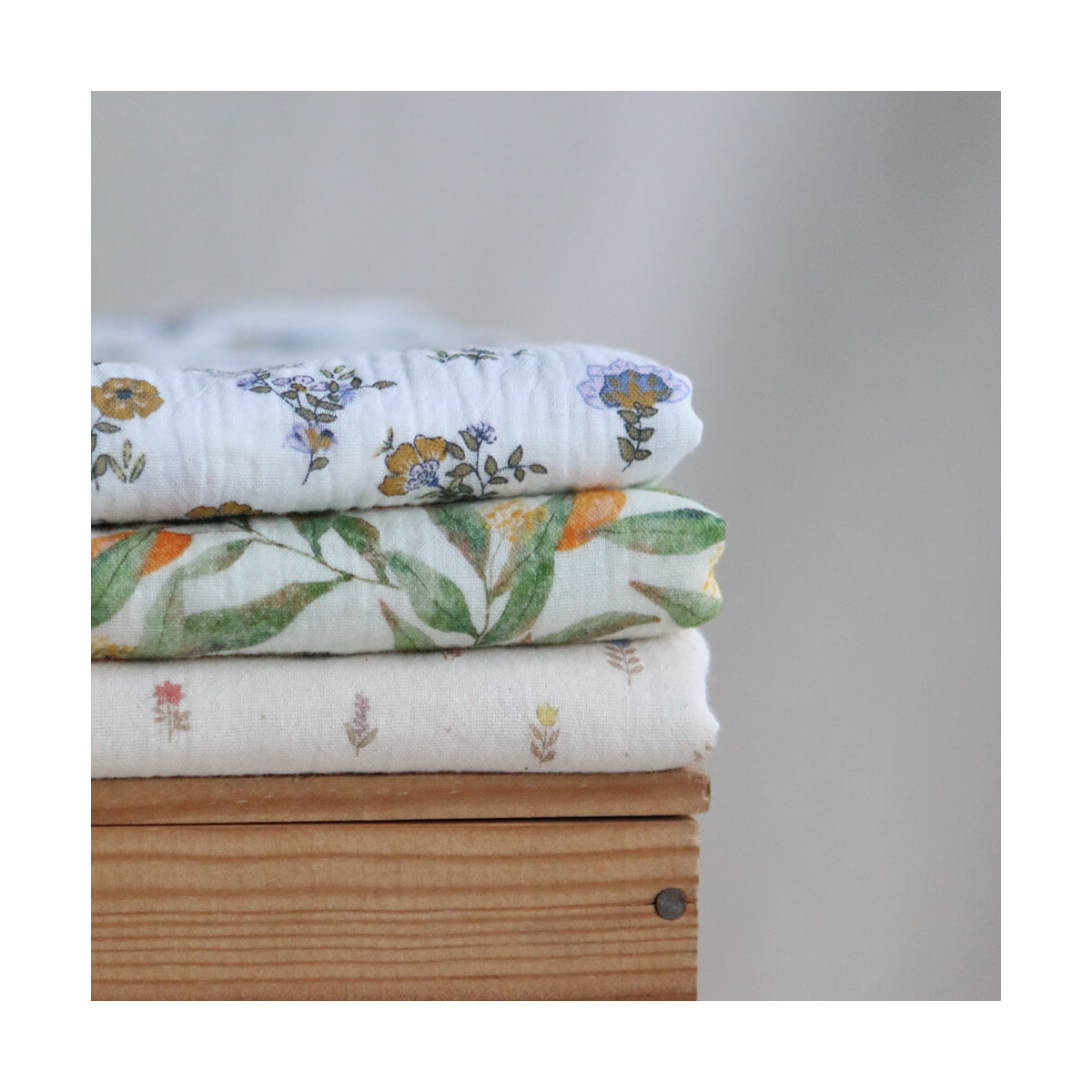 Azélie - Double gaze de coton motif fleuri parme moutarde et vert