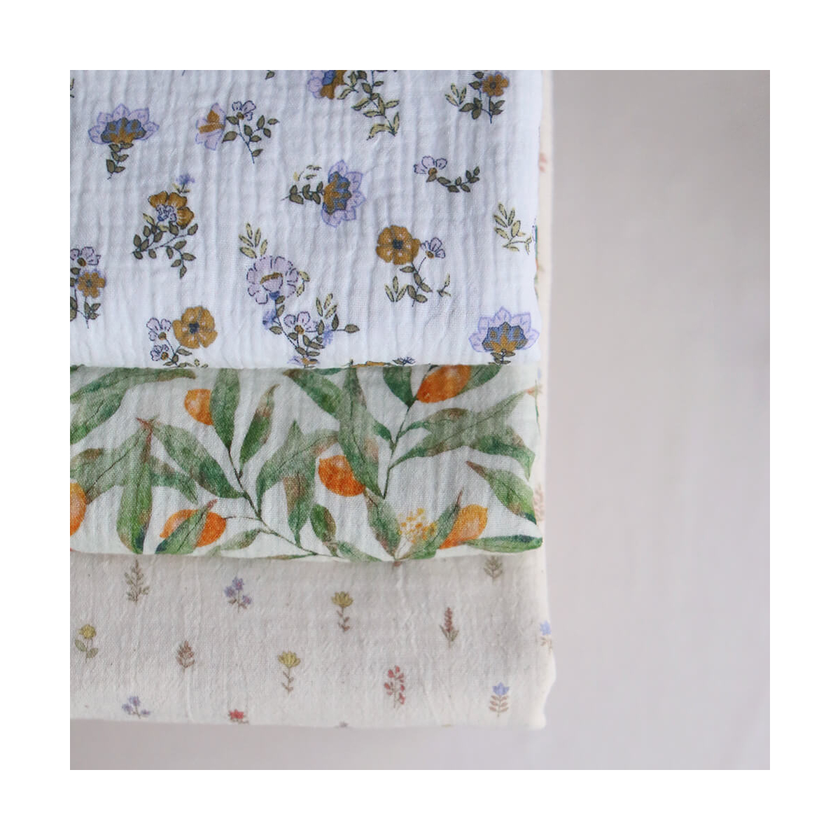 Azélie - Double gaze de coton motif fleuri parme moutarde et vert