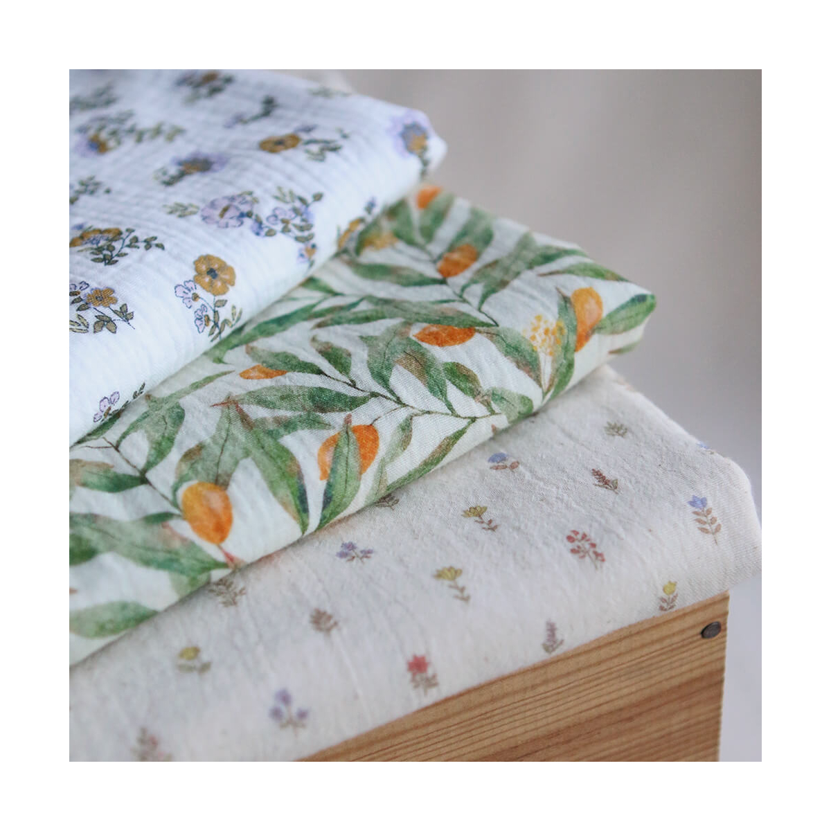 Azélie - Double gaze de coton motif fleuri parme moutarde et vert
