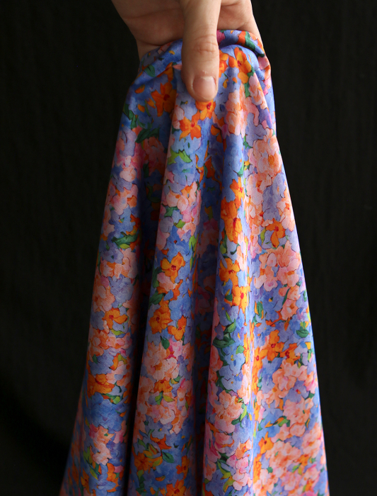 Cécile - Viscose satinée imprimé fleuri parme
