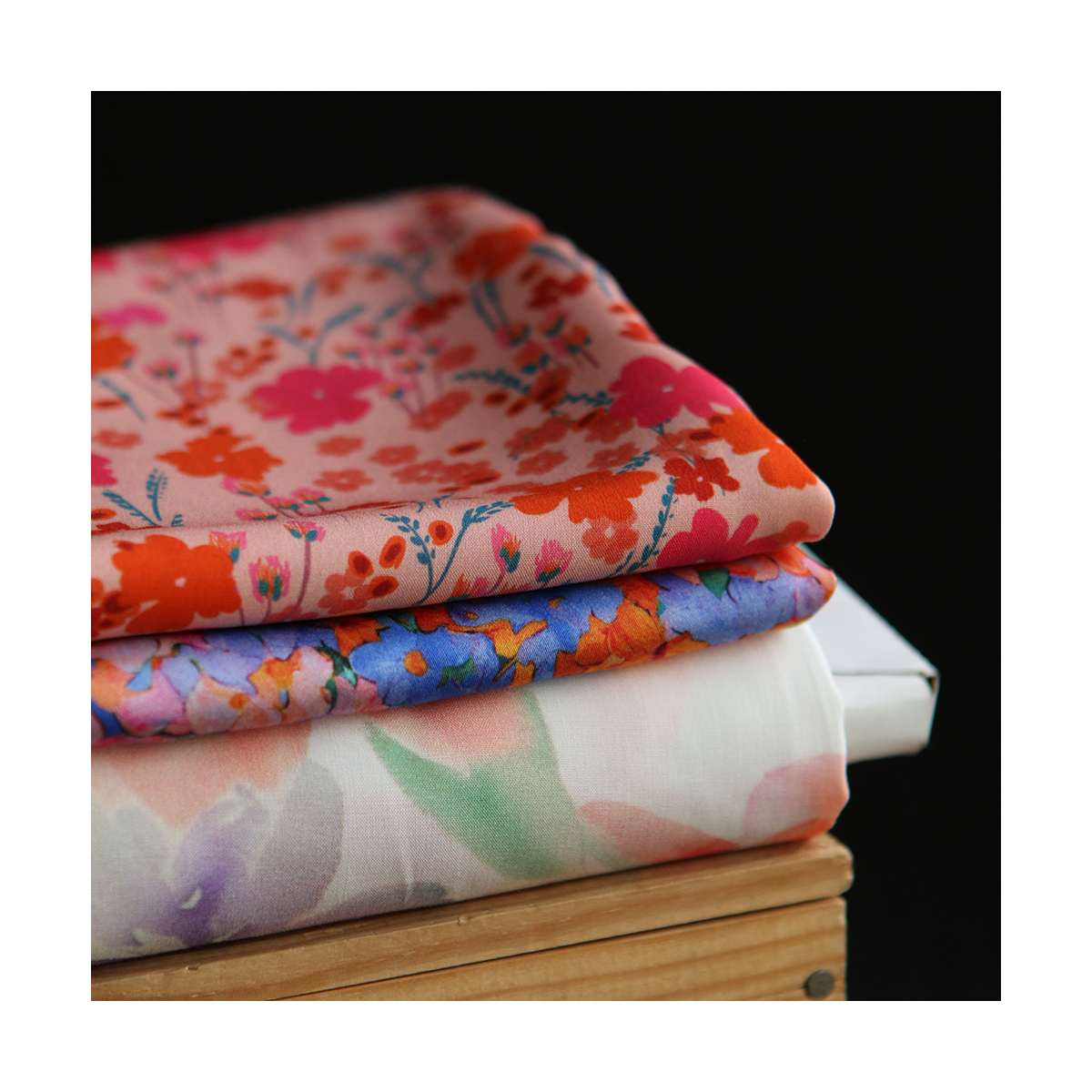 Cécile - Viscose satinée imprimé fleuri parme