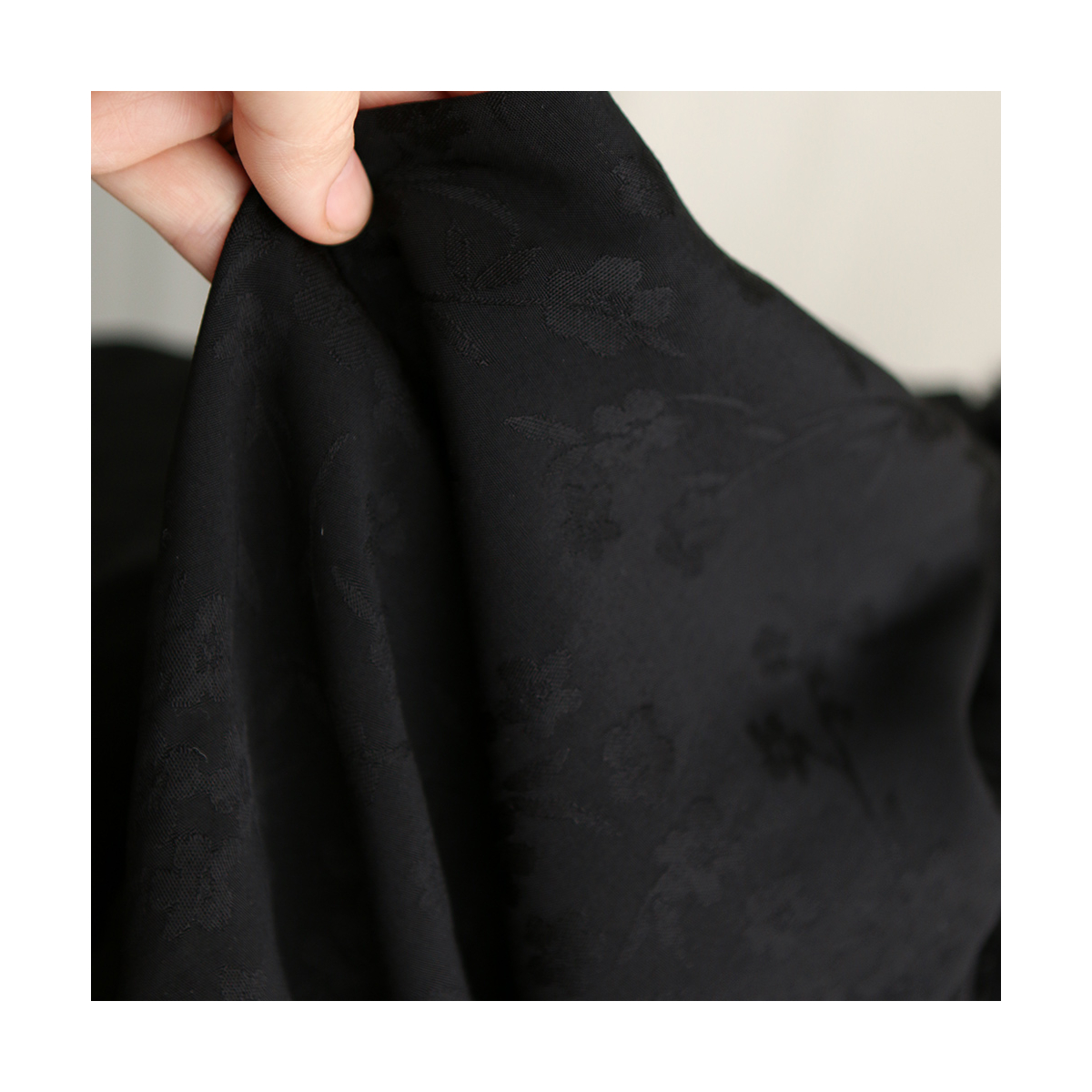 Jasmine - Viscose tissage jacquard fleuri noir