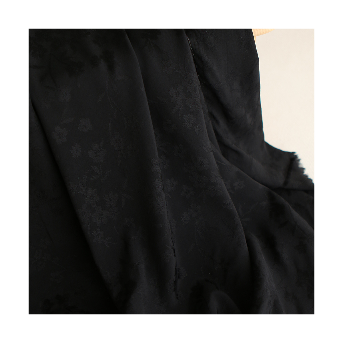 Jasmine - Viscose tissage jacquard fleuri noir