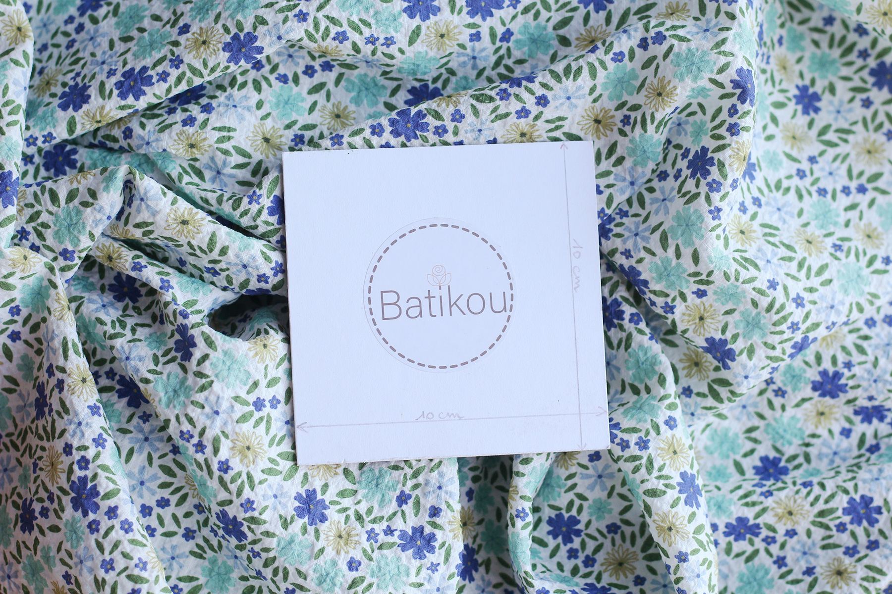 Pauline - Tissu coton texturé gaufré fleuri bleu et vert Batikou - 7