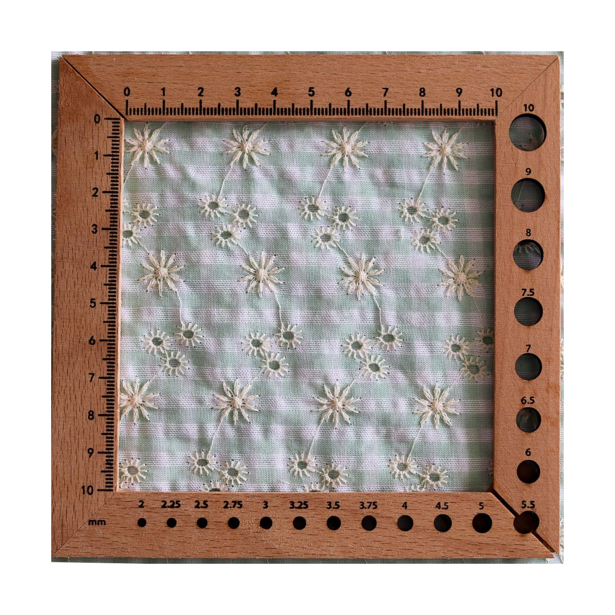 Seersucker / Coton gaufré vichy blanc et vert d'eau broderie
