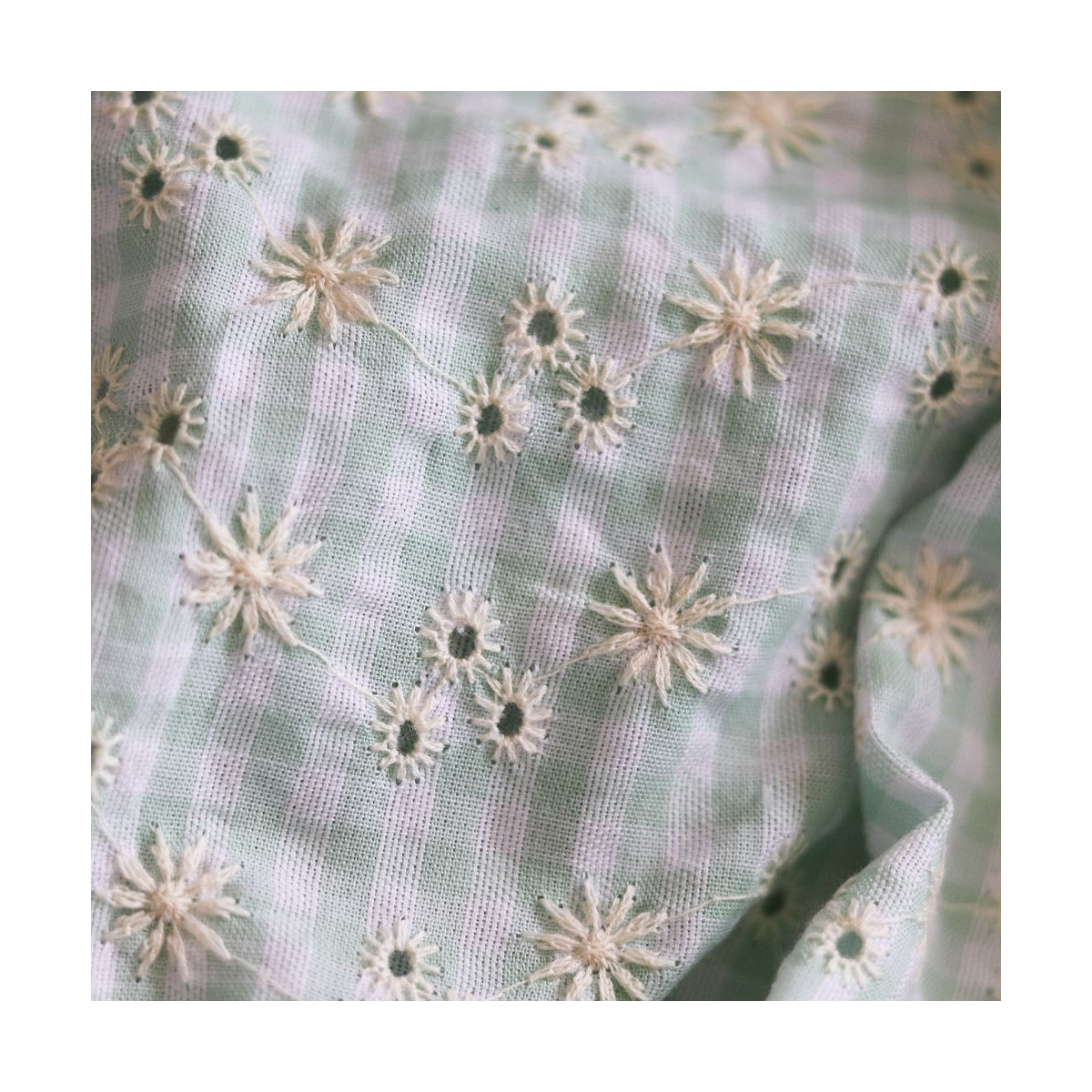 Seersucker / Coton gaufré vichy blanc et vert d'eau broderie