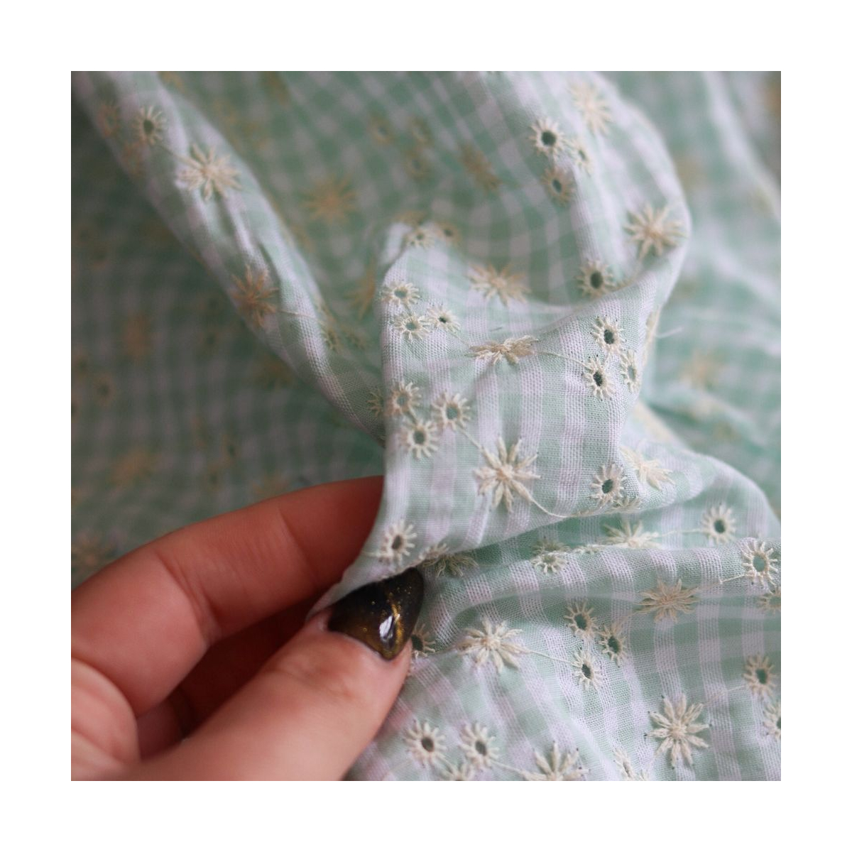 Seersucker / Coton gaufré vichy blanc et vert d'eau broderie