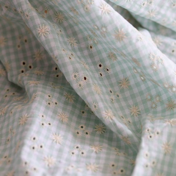 Seersucker / Coton gaufré vichy blanc et vert d'eau broderie