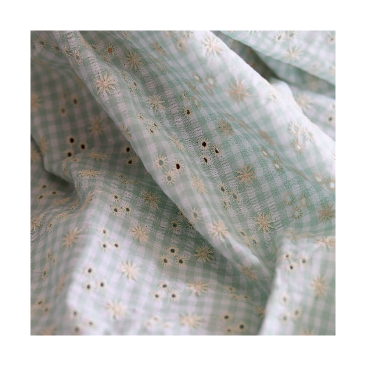 Seersucker / Coton gaufré vichy blanc et vert d'eau broderie
