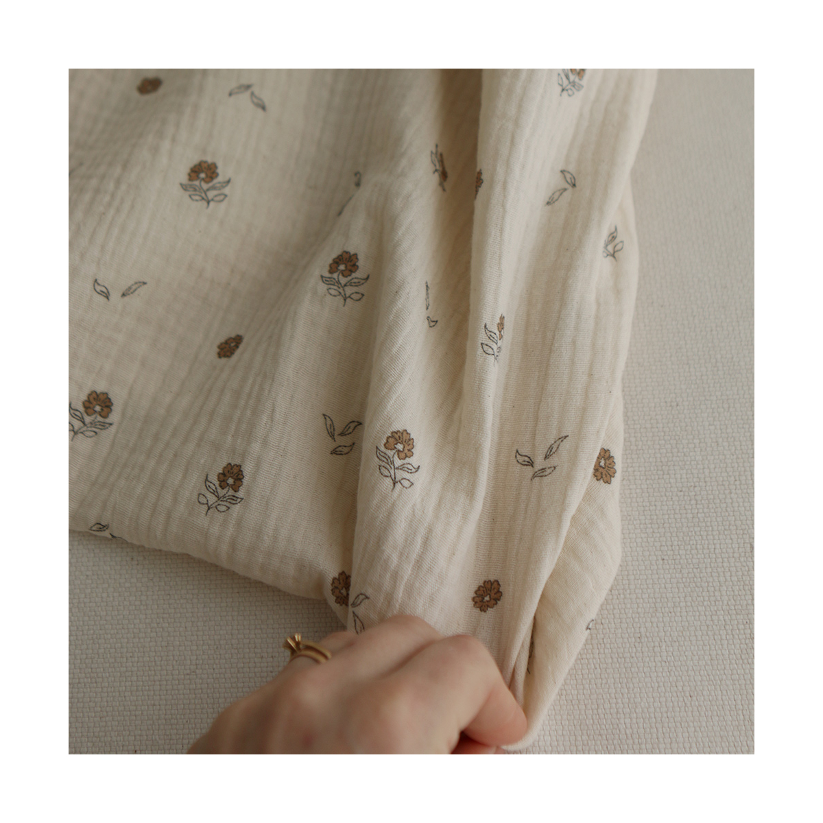 Aïna - Double gaze coton BIO motif fond écru camel