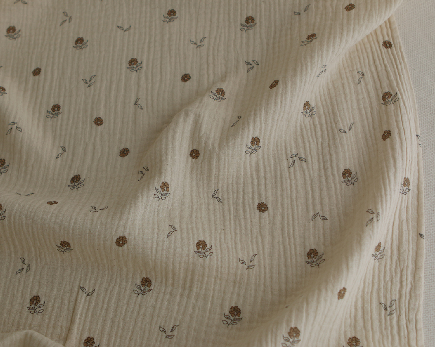 Aïna - Double gaze coton BIO motif fond écru camel