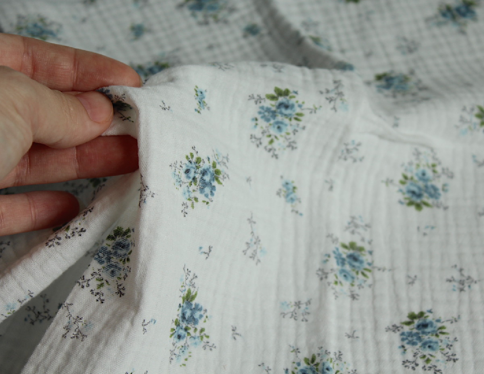 Romance - Double gaze de coton BIO blanc cassé motif exclusif bouquet romantique bleu