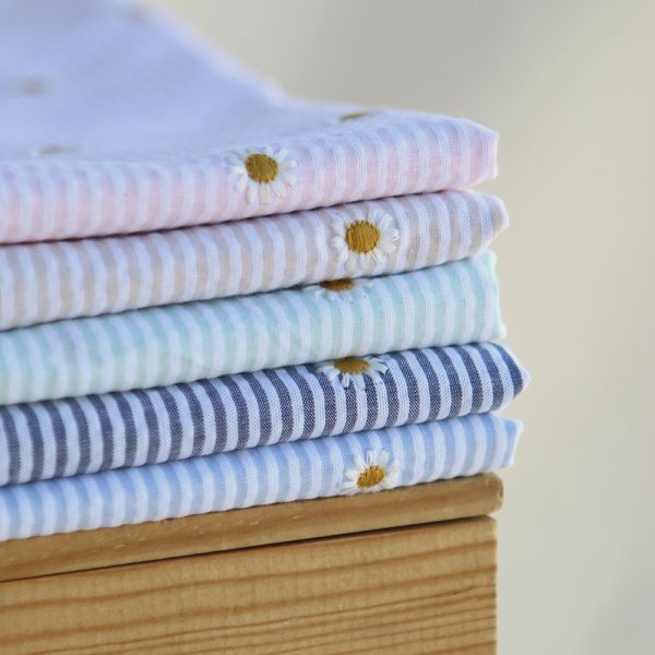 Seersucker / Coton gaufré rayé blanc et rose doux broderie marguerite 2