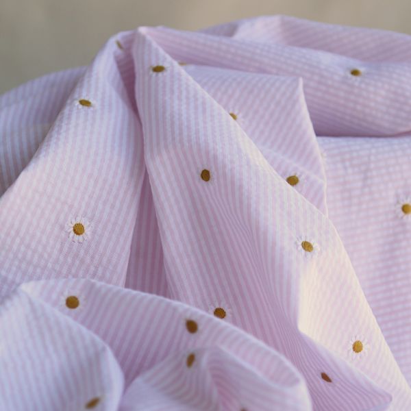 Seersucker / Coton gaufré rayé blanc et rose doux broderie marguerite