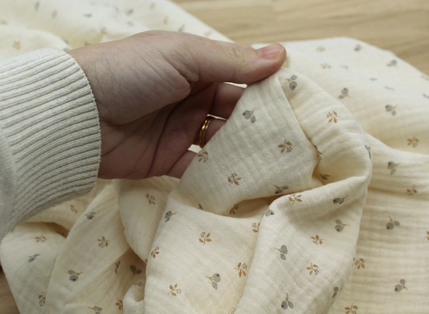 Léon - Double gaze de coton beige écru poudré à motifs